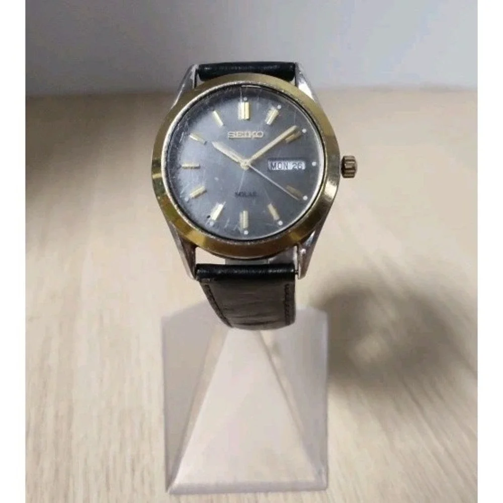 Seiko Solar Watch  Men's Day/Date Silver Tone Quartz Movement V158-0AB0 A4